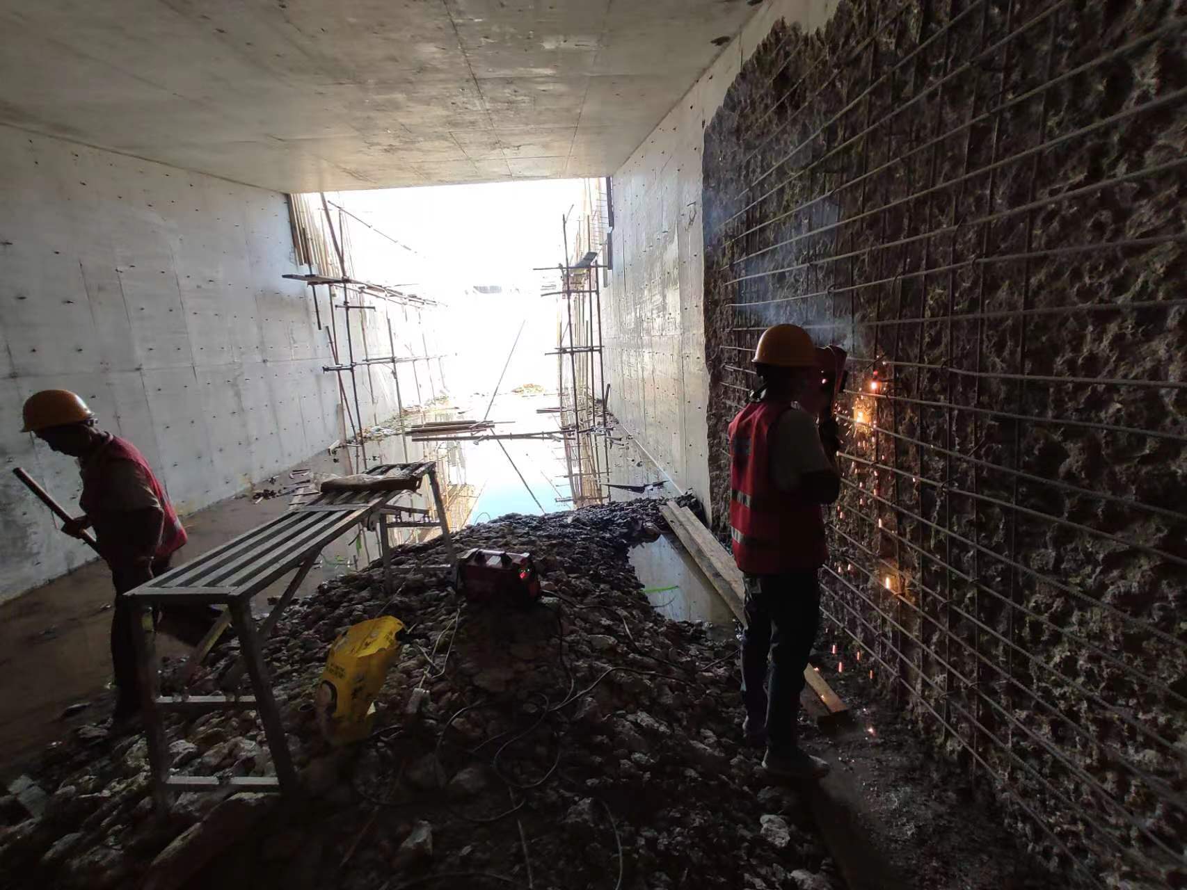 安徽挖断承重墙导致楼体开裂，加固施工方案出炉